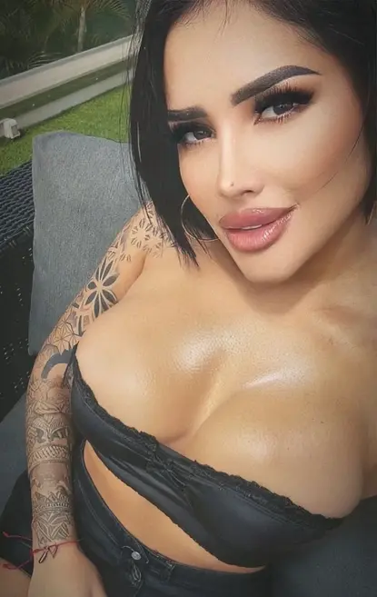Linda, escort a Sagrada Familia Colombiana